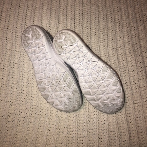 Nike shoes. Size 9 - Picture 3 of 3